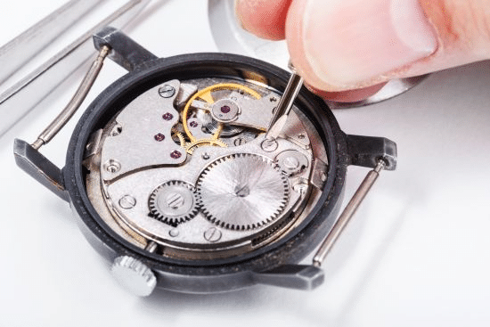 10 Common Quartz Watch Issues and How to Fix Them [2022]